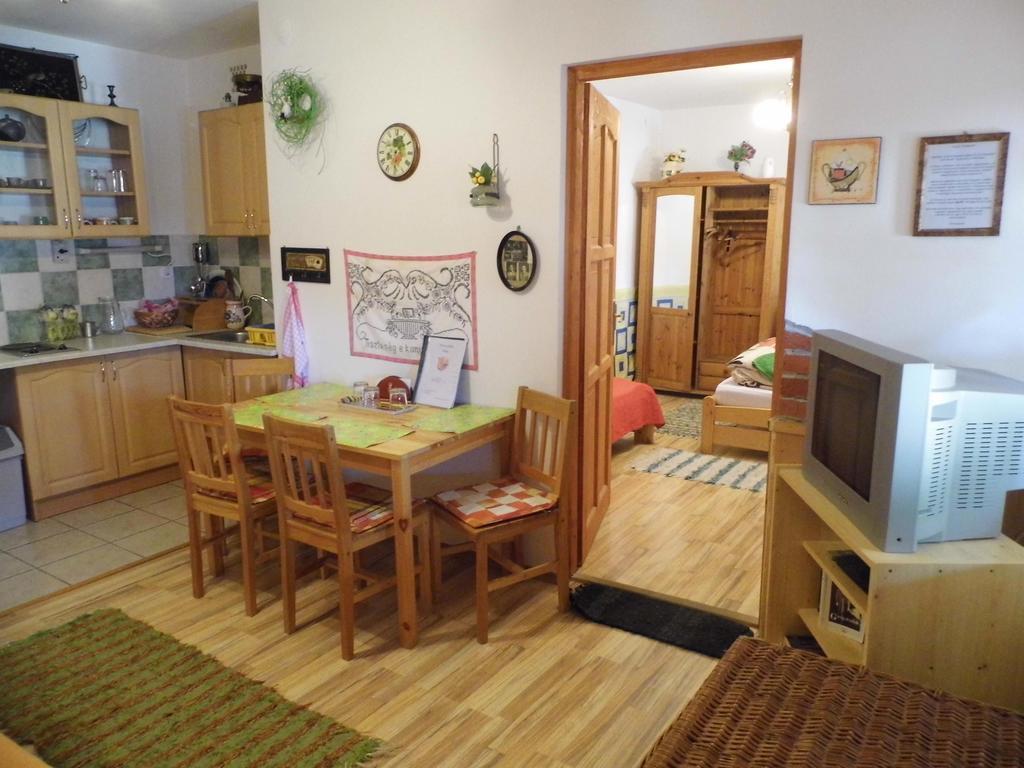 Bakonyi Apartmanhaz เอปลีนี ภายนอก รูปภาพ